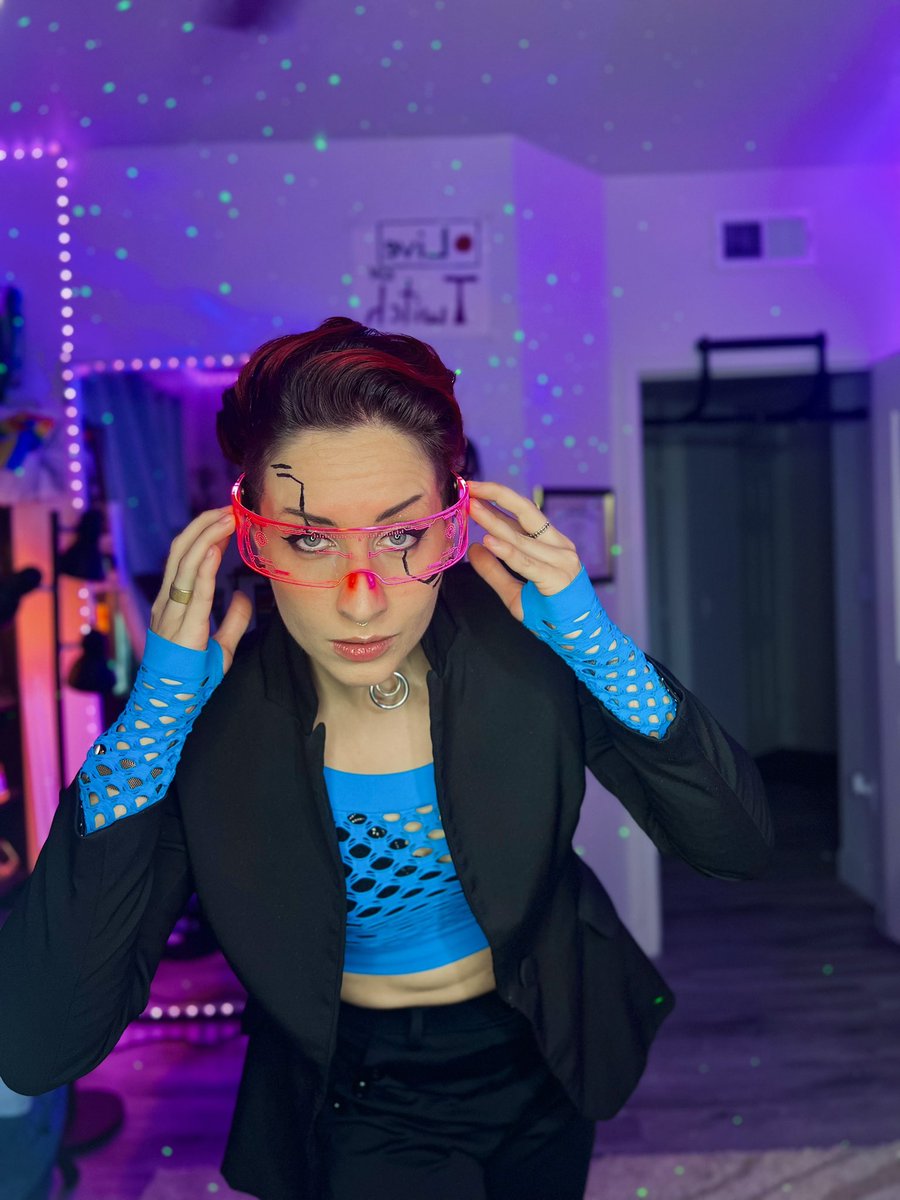 It’s time! BossMode Cyberpunk cosplay stream happening now ⚡️😈