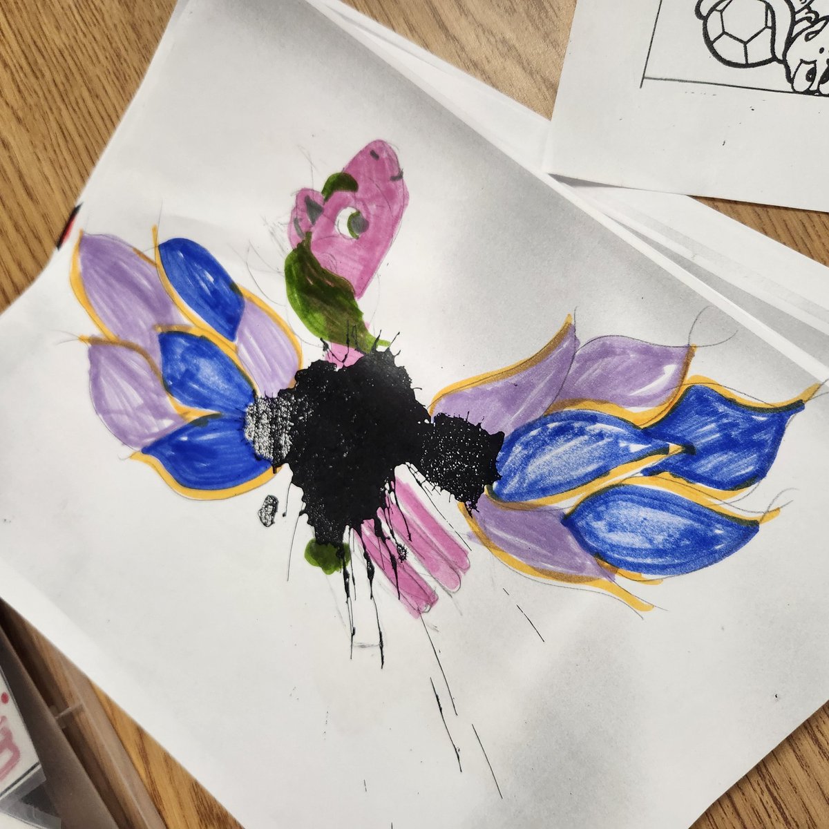 MmeHelmke's tweet photo. 👾MONSTER👾

We started our descriptive writing assignment with drawing a monster out of a stain! We put together "français" and "art" together to get FRART. Kids got a kick out if it, lol https://t.co/4ctFlmrHSO