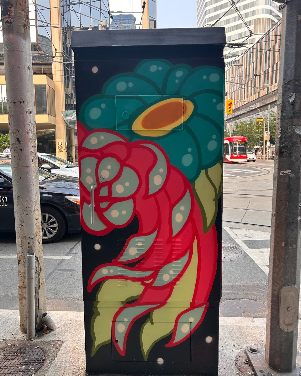 StART_Toronto's tweet photo. #StARTSpotlight 👩‍🎨

This artwork is part of the 2023 Outside The Box Mural Program and was painted by artist Jillian Mundy. 
📍 Bay and Dundas

📷: Lula Lumaj

#OutsideTheBox
#OutsideTheBox2023 https://t.co/g2ffvzkcw6
