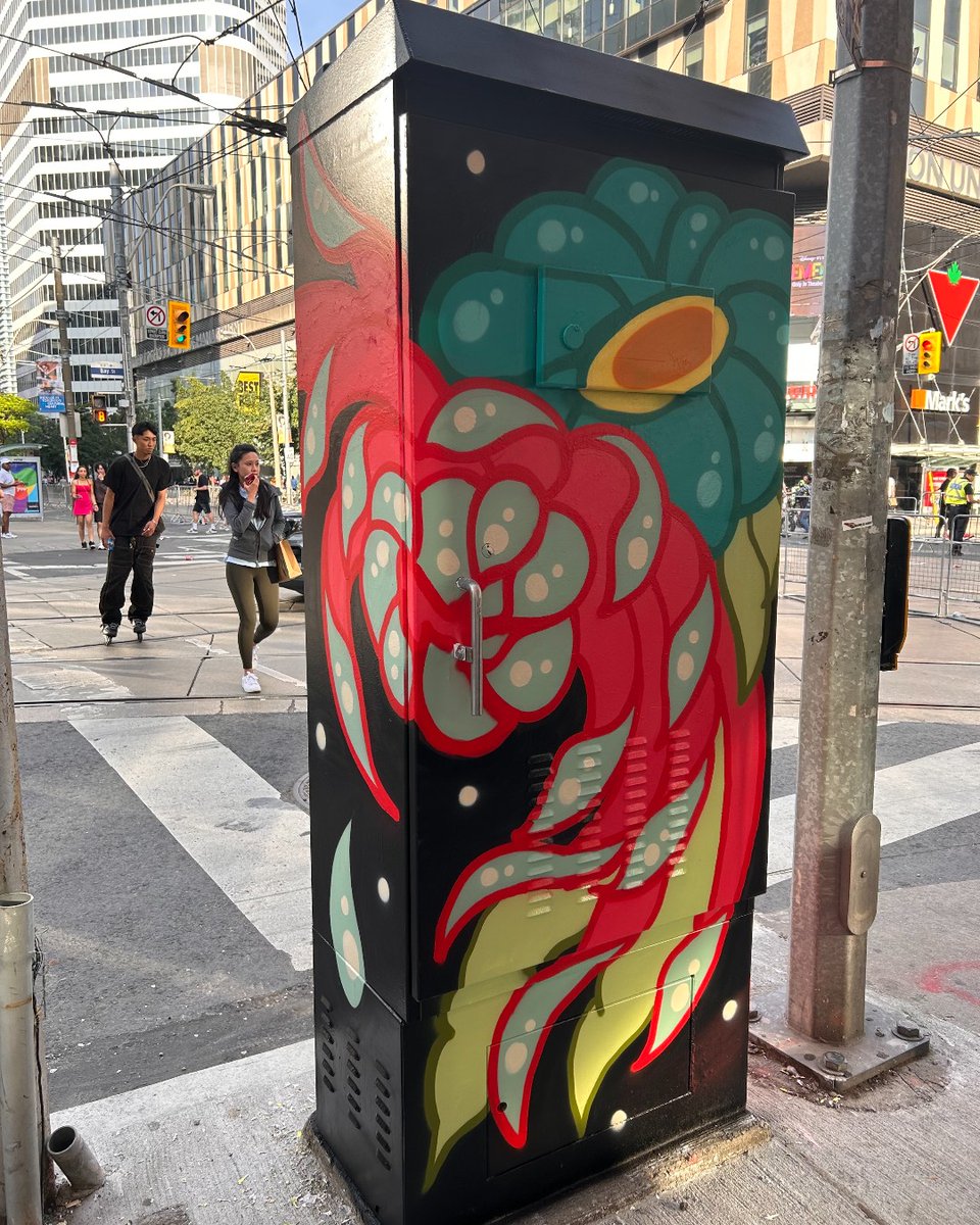 StART_Toronto's tweet photo. #StARTSpotlight 👩‍🎨

This artwork is part of the 2023 Outside The Box Mural Program and was painted by artist Jillian Mundy. 
📍 Bay and Dundas

📷: Lula Lumaj

#OutsideTheBox
#OutsideTheBox2023 https://t.co/g2ffvzkcw6