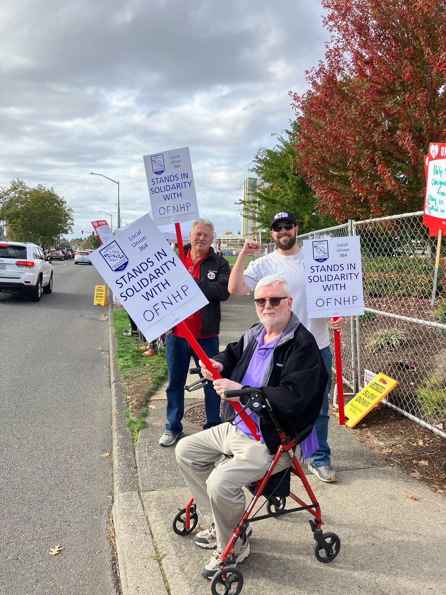 Strike season continues! @BCTGM Local 364 workers and retirees in Portland showed up to support @OFNHP Local 5017’s ULP Strike against PeaceHealth in SW Washington. Please support if you can ✊gofundme.com/f/PeaceHealth