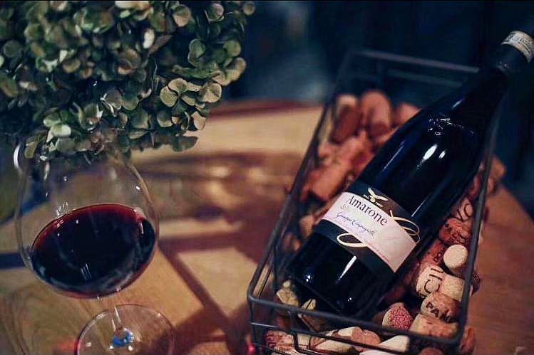 BlackStallionSp's tweet photo. First snowfall of the year in Calgary!

What’s you’re favourite winter wine? Hard to beat the warmth of @CampagnolaWines Amarone! ❄️🍷#abstorm https://t.co/BvNuoctreW