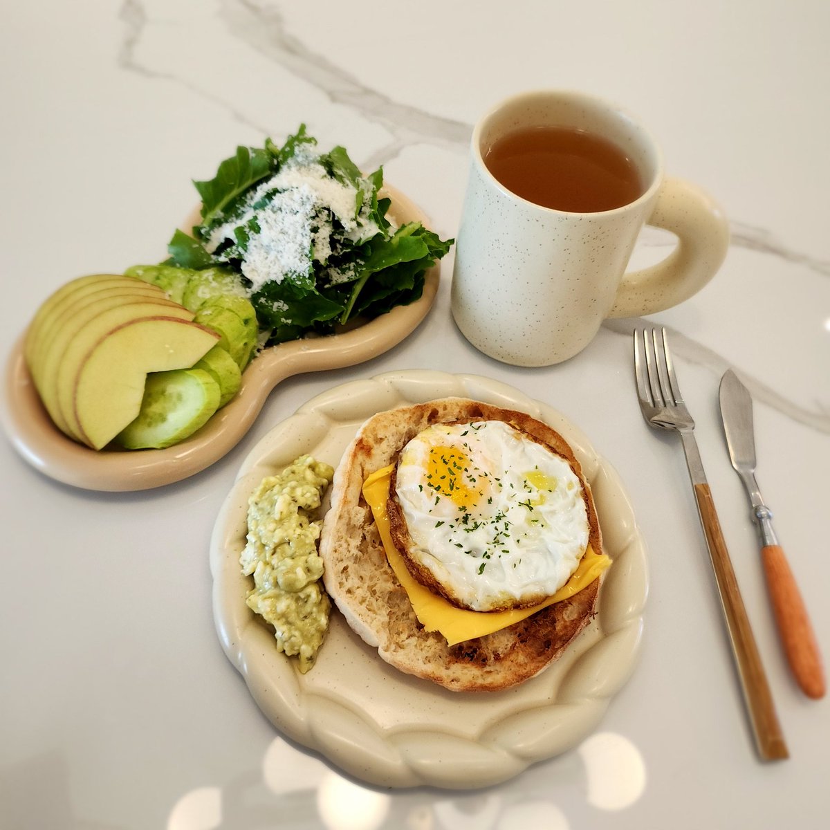 창고부터 집을 모조리 뒤집어서 
일주일을 밤새서 정리했어요
정신없는 제 머릿속같던..
그래서 더욱 지체하지 않고 
정리에만 몰두했나봐요
삭신이 쑤시네..🫠
그래도 잘 먹고
잘 지내고 있습니다❣️

#골골 #몸살 #생존신고 #휴식기