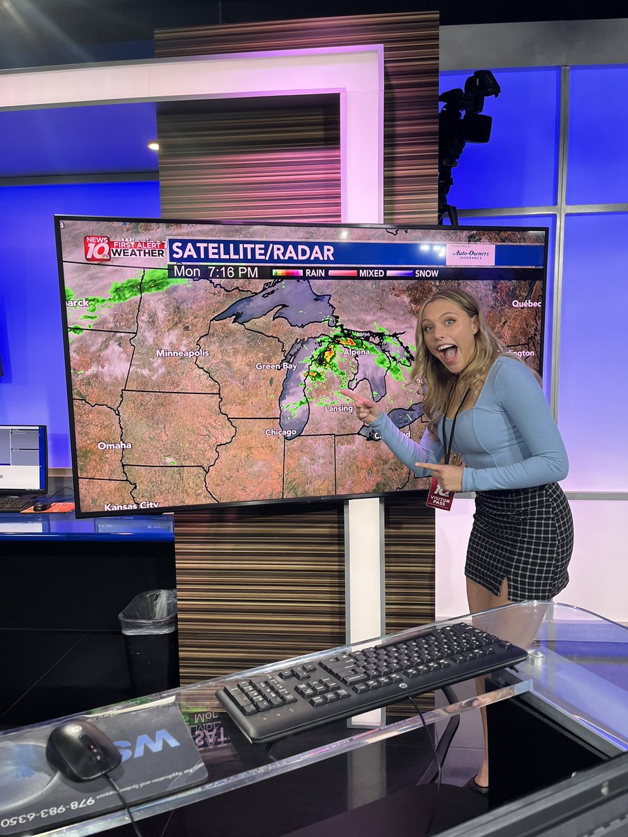 My first tour at a TV station!! A big thank you to Colton and the department for making this possible, I had a blast 🌦️💙 @wilxTV @cmuweather #miwx #weather #meteorology #broadcasting #michiganweather #cmich
