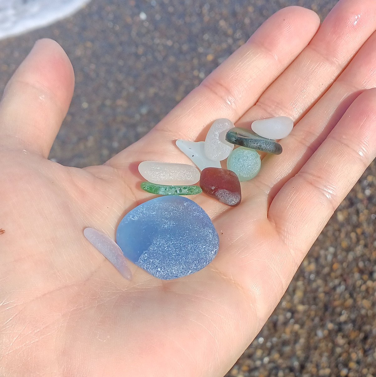 sosuke_seaglass's tweet photo. 今日の空と同じ色のシーグラスを拾いました。 https://t.co/ojuamtDw3r