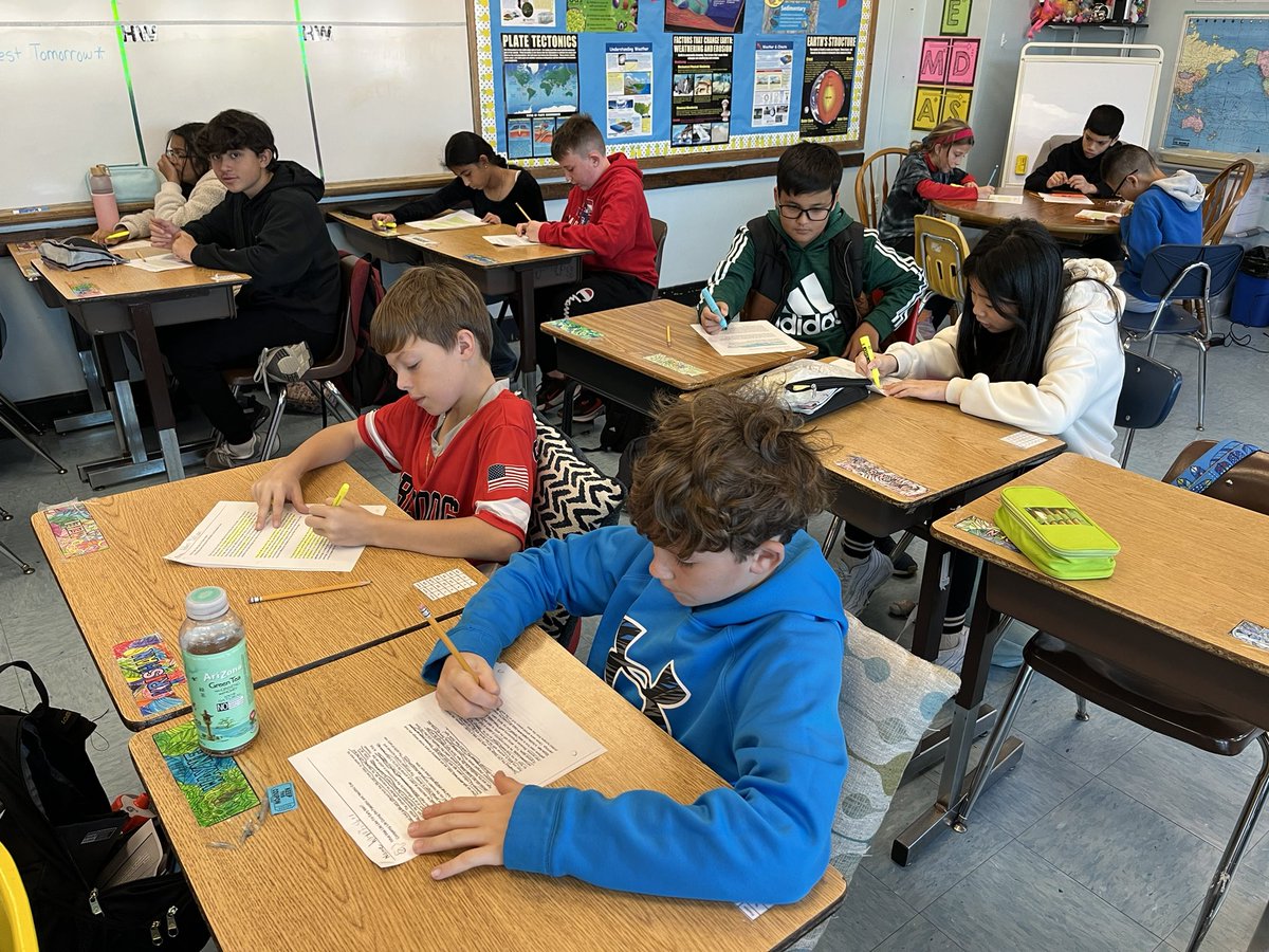 MrsFlecha's tweet photo. Comparing and contrasting the Paleolithic and the Neolithic time periods with our partners! 🦣 @IslandtreesMMS https://t.co/JxS0EUW4OT