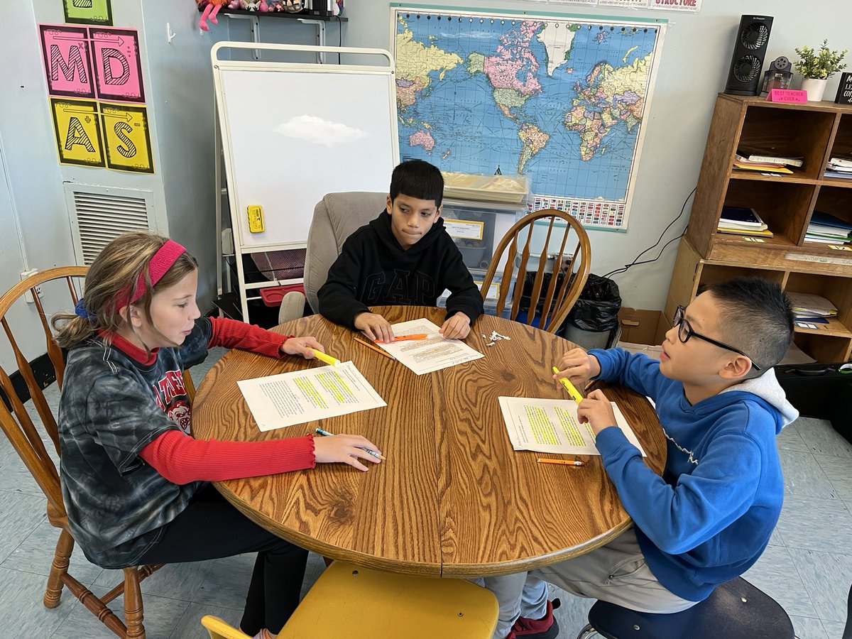 MrsFlecha's tweet photo. Comparing and contrasting the Paleolithic and the Neolithic time periods with our partners! 🦣 @IslandtreesMMS https://t.co/JxS0EUW4OT