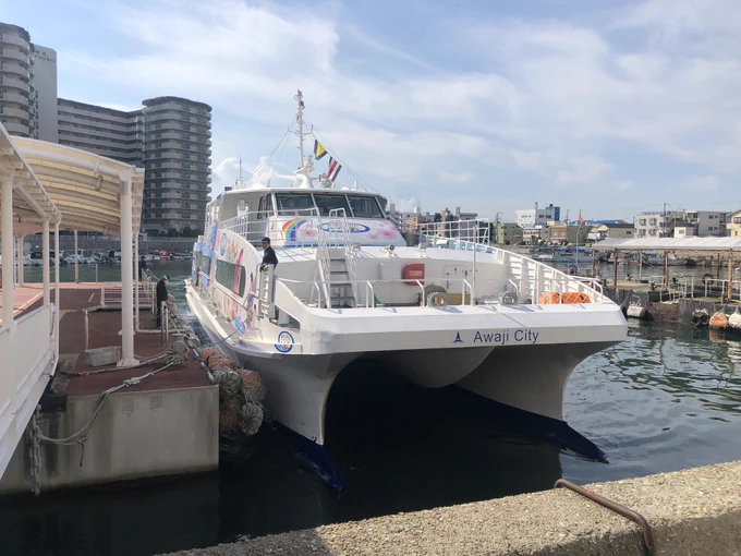 明石港から船で行くのだ バイクも乗せてもらえたぜ