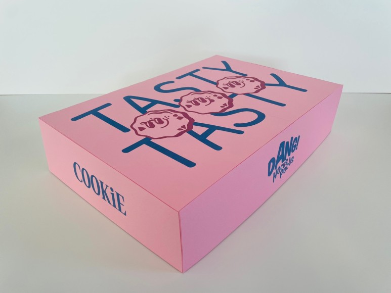 jmbshidae's tweet photo. MINDHEIST, the prop prod for the the pink cookie box(es) in the 'DANG!' MV made a post about them

*the box has diff heights
*inside the tall box, there's a miniature of the MV's pink set

#Billlie #빌리 https://t.co/QrmlaCIuuD