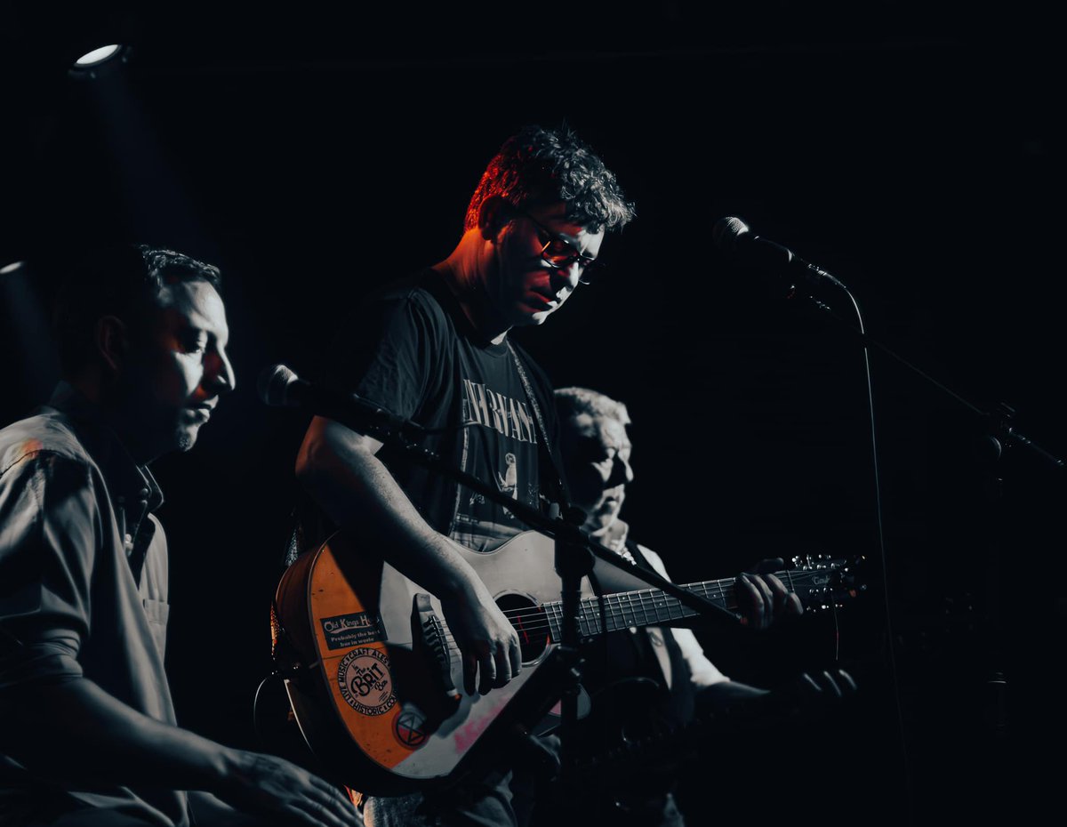 "Run Away With Me," the latest track by the profoundly talented Matt Wescott, is an auditory journey that evokes a whirlwind of emotions.
brokencolor.co/matt-wescott-r…