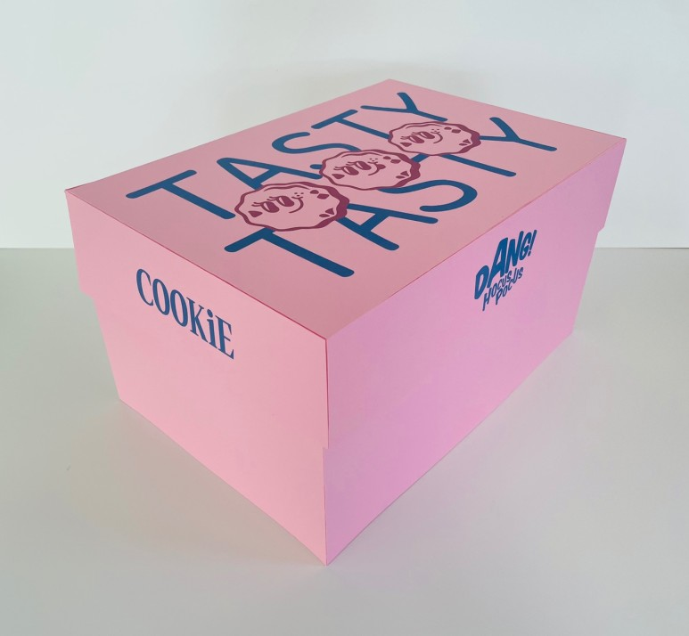 jmbshidae's tweet photo. MINDHEIST, the prop prod for the the pink cookie box(es) in the 'DANG!' MV made a post about them

*the box has diff heights
*inside the tall box, there's a miniature of the MV's pink set

#Billlie #빌리 https://t.co/QrmlaCIuuD