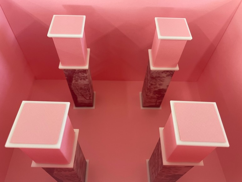 jmbshidae's tweet photo. MINDHEIST, the prop prod for the the pink cookie box(es) in the 'DANG!' MV made a post about them

*the box has diff heights
*inside the tall box, there's a miniature of the MV's pink set

#Billlie #빌리 https://t.co/QrmlaCIuuD