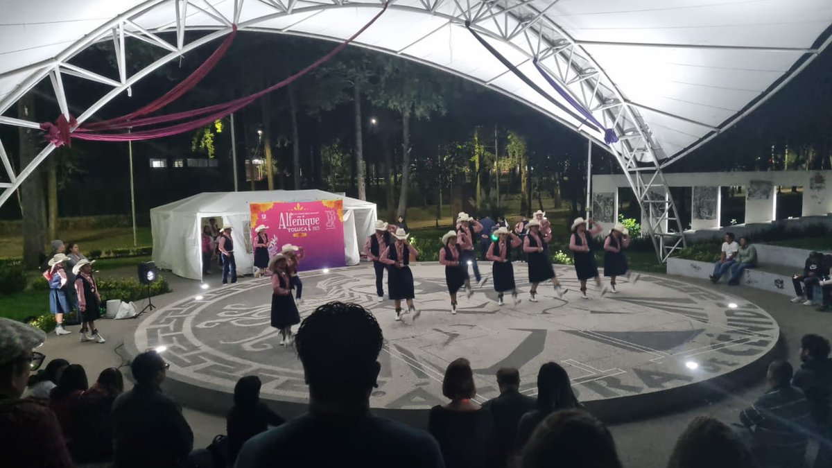 Concluimos el 1er día de la Cumbre Global sobre #AccesoAbiertoDiamante con un ballet folklórico del ayuntamiento de <a href="/TolucaGob/">Ayuntamiento de Toluca</a> en el Ágora de Ciudad Universitaria. Agradecemos a nuestros asistentes por su valiosa participación. #CumbreAADiamante #Act4DiamondOA #OAW2023