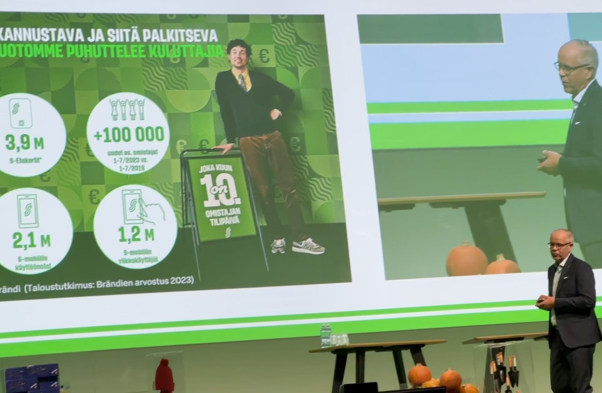 #ässäpäivä 2024 on hyvässä vauhdissa ja <a href="/KrookHannu/">Hannu Krook</a> avaamassa näkymää S-ryhmän päivän tilanteeseen ja tuleviin suunnitelmiin. Tulevaisuus näyttäytyy vahvana. 🔥

KT-aamussa yhteensä liki 700 osallistujaa sekä Messukeskuksessa livenä ja linjoilla. 

Huomenna jatkuu Ässästudiot. 💚