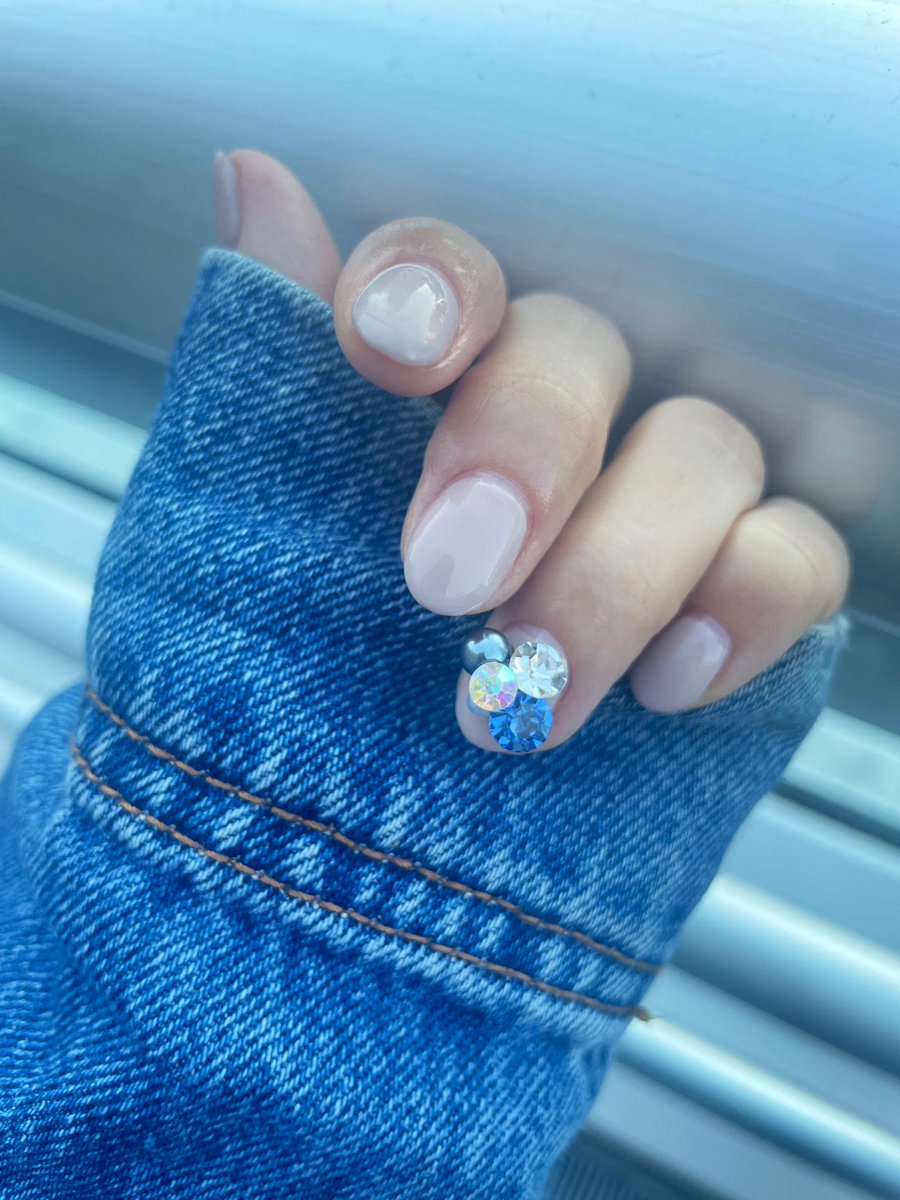 Sae_Matsumura_7's tweet photo. 結婚式のテーマカラーを爪にも💙。ジェルネイルは基本ワンカラーだからセルフです💅ちなみに私が愛用しているこのシャイニージェルってメーカー、自分には最高に合ってるからめっちゃ沢山持ってるんだけど、爪薄い人とかすぐ二枚爪になっちゃうけどジェルやりたいって人に超オススメ
#松村の推し紹介 https://t.co/600SD5VNzH