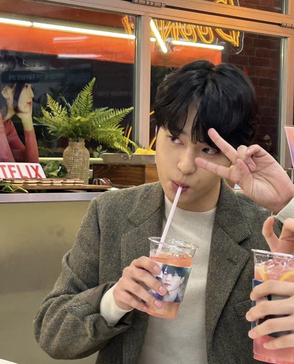 charm_sejong's tweet photo. 🧃231024 양세종 인스타그램 업로드

참 반가운 음료수 🧃

#양세종 귀여워ㅎㄷ https://t.co/lDXycdcMRI