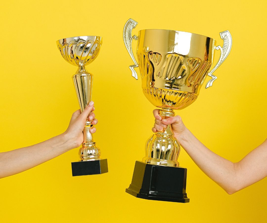 lelivrescolaire's tweet photo. 🏆 Que diriez-vous de vous lancer avec vos élèves dans un #concours ? Voici une liste (non exhaustive) des concours les plus populaires (et les plus sympas) pour chaque matière. Article de notre blog #ProfPower à retrouver par ici 👉 https://t.co/eaN3bOn7cb https://t.co/FTMjiXEqOA