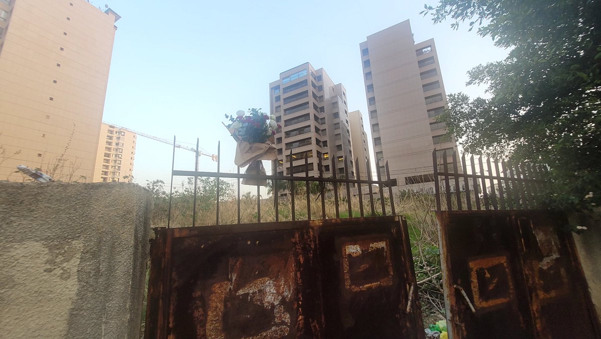 #Drakkar Un terrain vague, un mur sans plaque commémorative, un simple bouquet accroché sur la grille rouillée par une poignée de Français, en l'honneur de nos 58 #paras,  sacrifiés pour que vive un #Liban libre. C'était hier à  #Beyrouth.
<a href="/EtatMajorFR/">Armée française - Opérations militaires</a> <a href="/AmbaFranceLiban/">La France au Liban 🇫🇷🇪🇺</a>