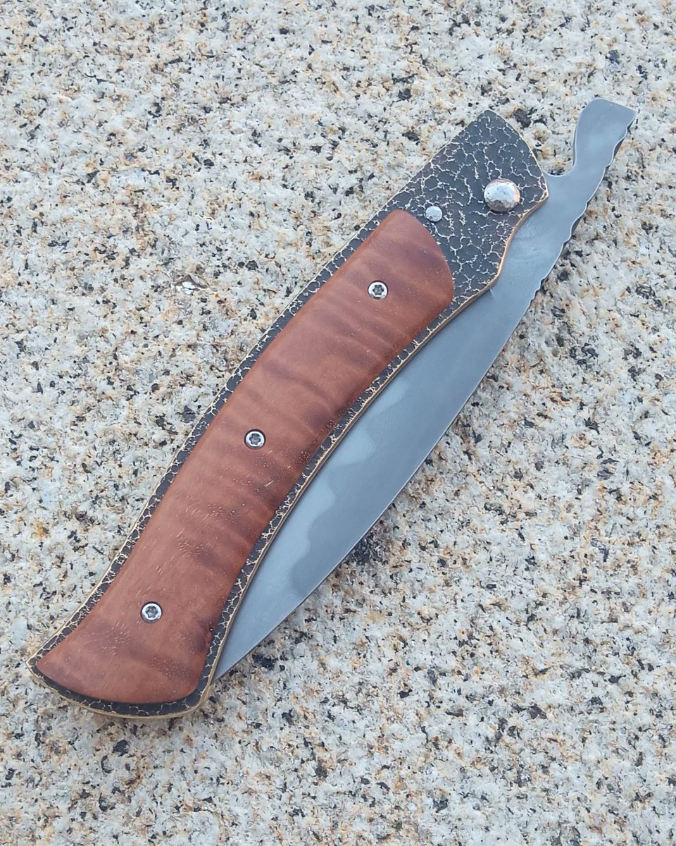Couteaudumitou's tweet photo. Bonjour à tous
Voilà un #couteau pliant L'Episol piémontais
Sa lame est en acier carbone 26c3 avec une trempe sélective
Ses platines sont en laiton martelé
Son manche est en longani ondé
Il mesure 21 cm pour 9 cm de lame
#madeinfrance #faitmain #handmade #coutellerie #Cuchillos https://t.co/KeNOTFkmIJ