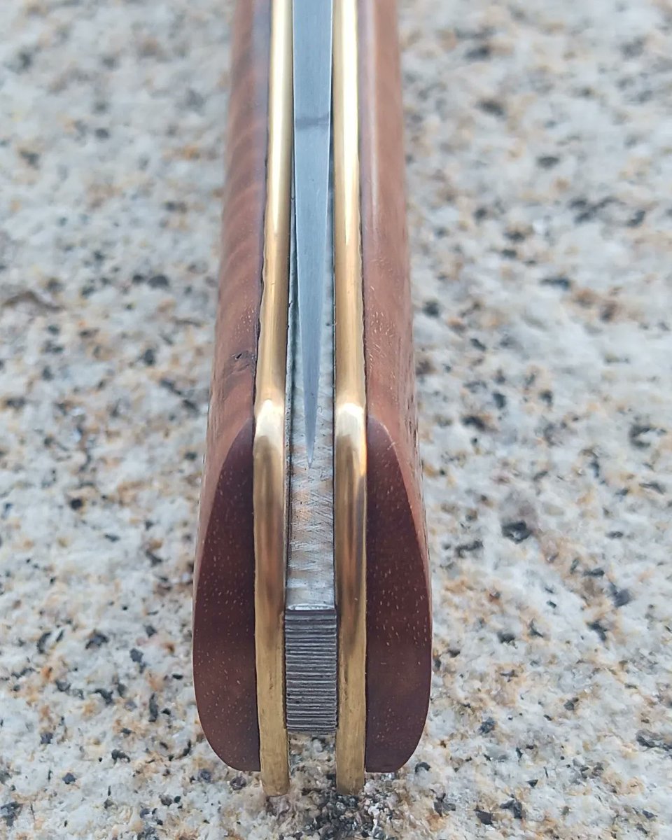 Couteaudumitou's tweet photo. Bonjour à tous
Voilà un #couteau pliant L'Episol piémontais
Sa lame est en acier carbone 26c3 avec une trempe sélective
Ses platines sont en laiton martelé
Son manche est en longani ondé
Il mesure 21 cm pour 9 cm de lame
#madeinfrance #faitmain #handmade #coutellerie #Cuchillos https://t.co/KeNOTFkmIJ