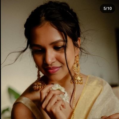 PeriyaPalluPuli's tweet photo. Fan Boy of @hayathi_elona1. That girl who used to casually get into any house in the street without any invitation. ஊர் ரவுடி. அப்பப்ப பொலம்புனாலும், Bundle of positivity. Someone who loves her job.
கண்ணக்குழியழகி😍😍 ❤️❤️
#FanBoyOfTheDay
#NewProfilePic https://t.co/qbpBZZzm8c