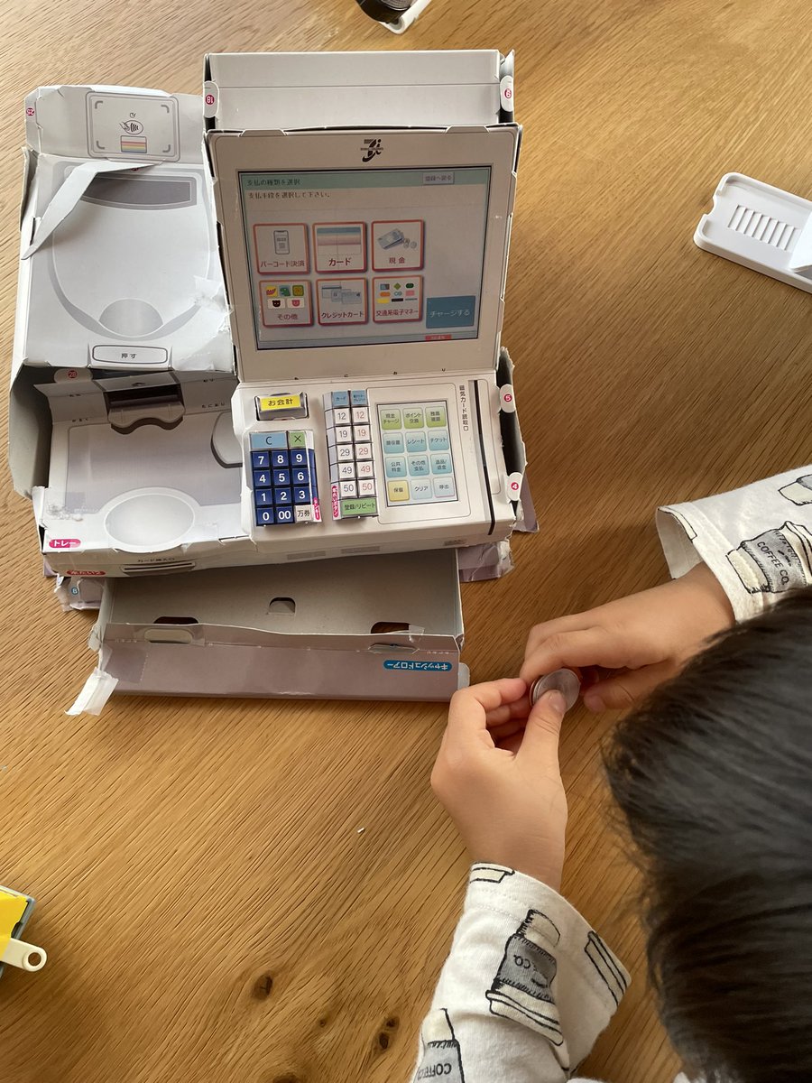 ShopMeles's tweet photo. どんなおもちゃにも増して小学一年生の付録のセブンイレブンレジで遊ぶんよ🤣どんなに補修してもすぐにボロボロになってしまうんよ…。 https://t.co/L21I41kJlS