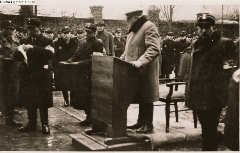 RoninPoland's tweet photo. Chairman of the Eldership of the Jews in the Lódz ghetto Mordechai Chaim #Rumkowski. At the behest of the Germans, he put the unfit to death, including 15,000 children in 1942. He took them from their parents with the help of the Jewish police. He extended his life by 2 years. https://t.co/43bXiRsPC3