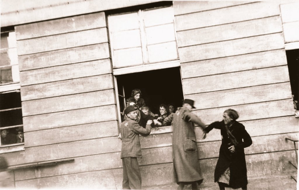 RoninPoland's tweet photo. Chairman of the Eldership of the Jews in the Lódz ghetto Mordechai Chaim #Rumkowski. At the behest of the Germans, he put the unfit to death, including 15,000 children in 1942. He took them from their parents with the help of the Jewish police. He extended his life by 2 years. https://t.co/43bXiRsPC3
