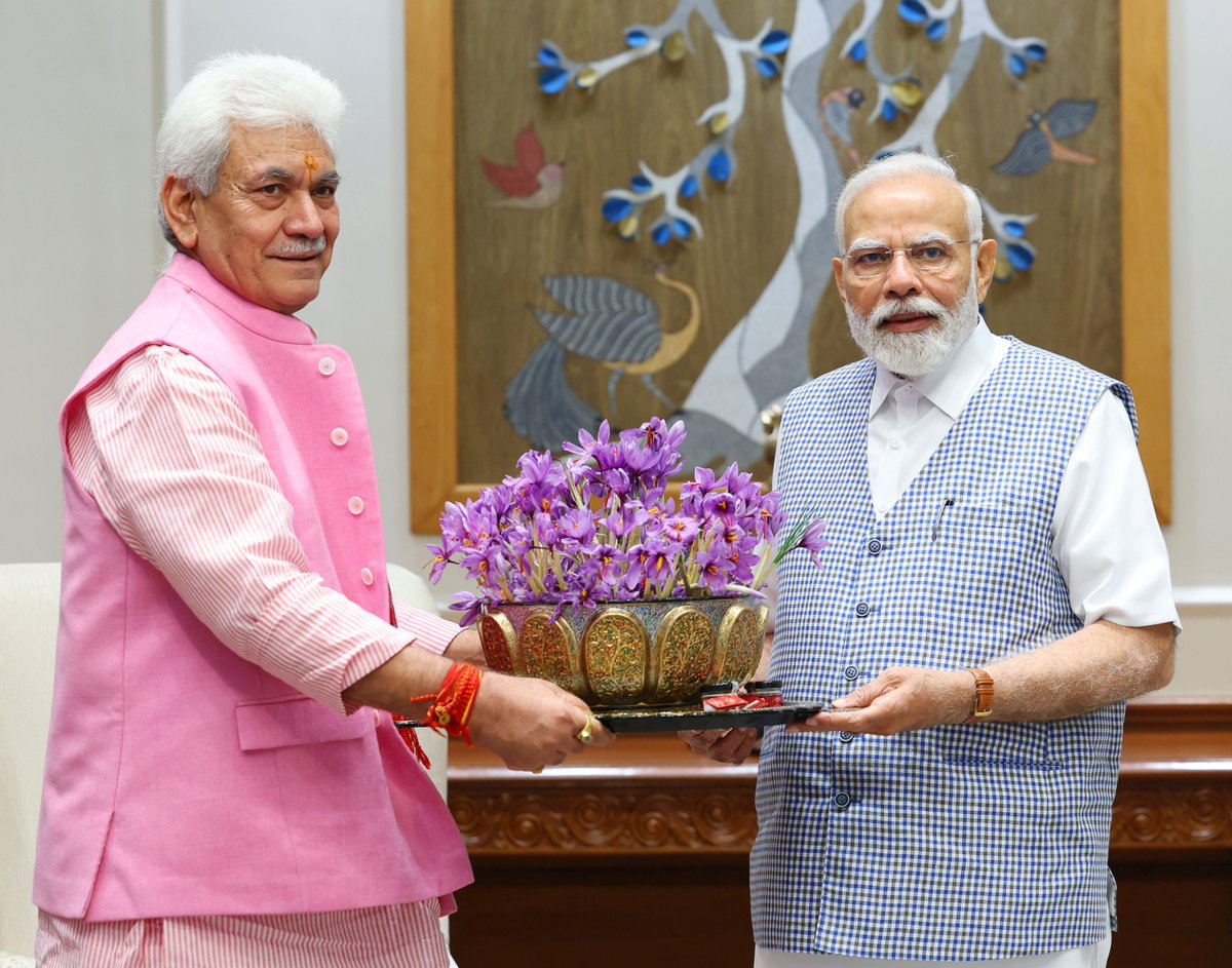 PMOIndia's tweet photo. Lieutenant Governor of Jammu &amp; Kashmir, Shri @manojsinha_ , met Prime Minister @narendramodi. https://t.co/lX4DNOl3Bl