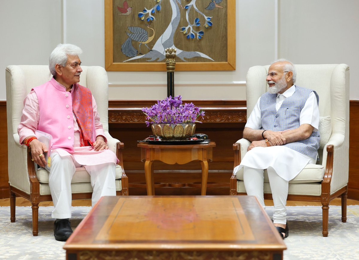 PMOIndia's tweet photo. Lieutenant Governor of Jammu &amp; Kashmir, Shri @manojsinha_ , met Prime Minister @narendramodi. https://t.co/lX4DNOl3Bl