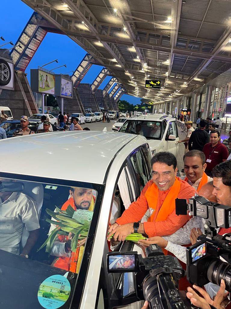 mukeshbarbarwal's tweet photo. माननीय केंद्रीय मंत्री श्री अनुराग ठाकुर जी को जन्मदिन की हृदयतल से बधाई!
देश की तरक्की के लिए आप इसी समर्पित भाव से कार्य करते रहें, ईश्वर से आपके उत्तम स्वास्थ्य तथा सुदीर्घ, सफल व सुयशपूर्ण जीवन की कामना करता हूं।@ianuragthakur https://t.co/WjKI4zNv81