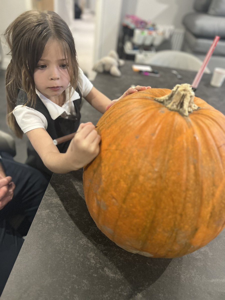 lisacoopmakeup's tweet photo. Harps drawing out her pumpkin out for @OPA_BL pumpkin contest 🎃👻 @OPABL2G https://t.co/B95Uf68cRM