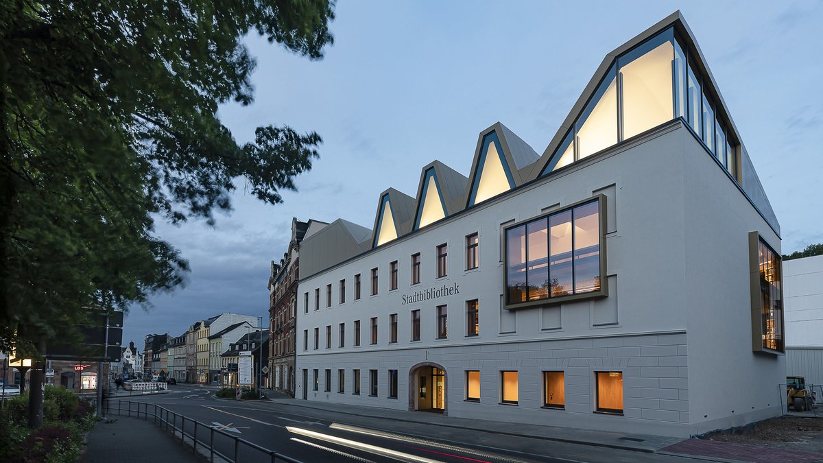 Eine von ihnen ist die erst im Juni neu eröffnete #Stadtbibliothek #Mittweida »Erich Loest« – umgestaltet für den digitalen Wandel &amp; im eindrucksvollen Gebäude. 🏛 Auf über 800 m² werden 30.000 aktuelle Medien präsentiert inkl. Außenrückgabeautomat &amp; 2 »intelligenten Regalen«! 💻
