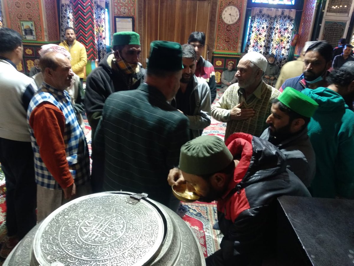 SWFOrgn's tweet photo. Deligation of @SWFOrgn and Chairman JAHI Renzushah emphasised on UNITY of all Fiqa &amp; communal brotherhood  at Holy of Holiest Shah jeelan Gousul Azam ra  Dargah khaniyar 
@imrankehwah @drdarakhshan @Khusrofounda @sufimusafir @SufiAssociation @SufiFestivals  @Minoritiesfdn https://t.co/JjxMju5AeJ