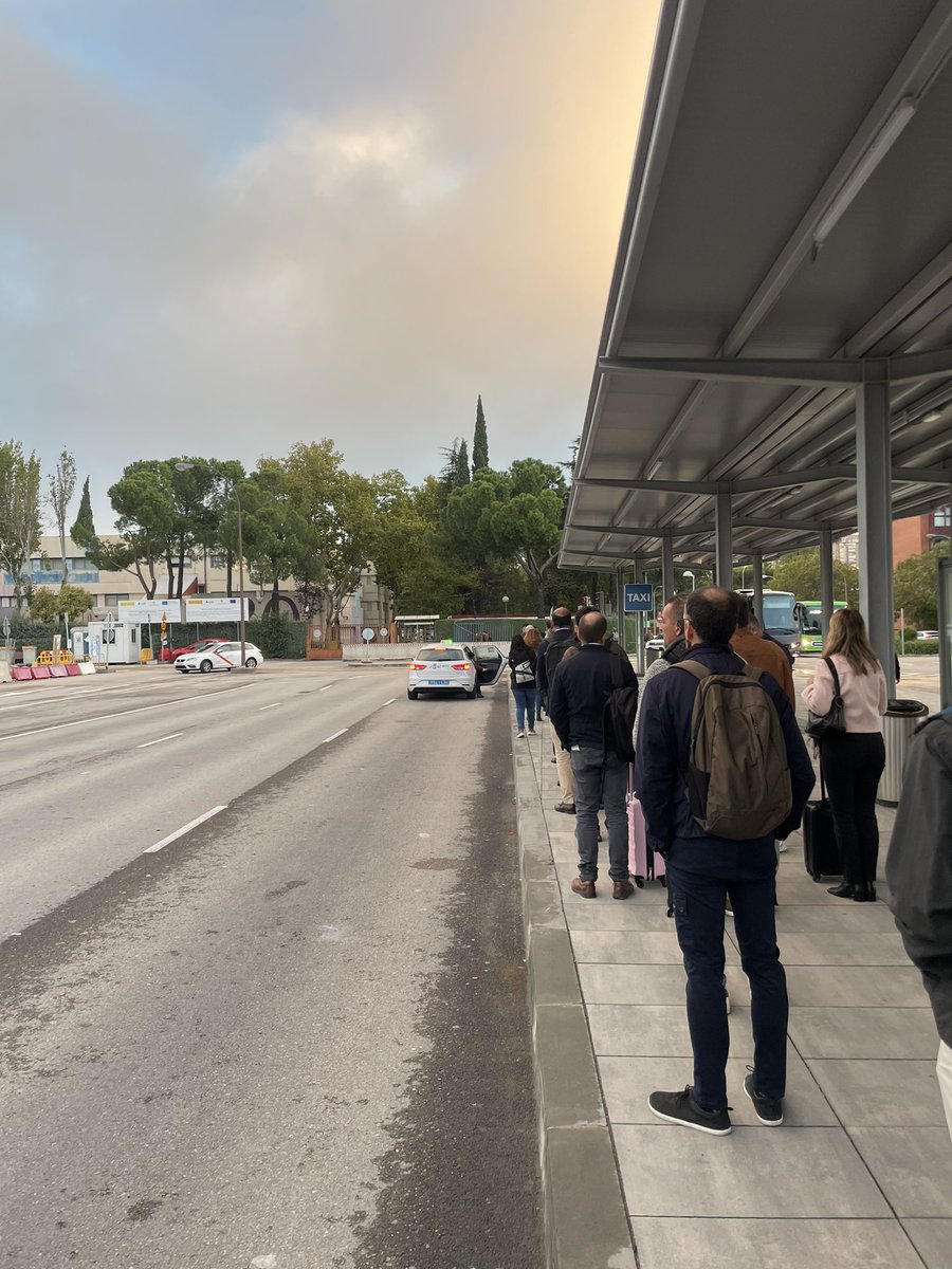 Parada de taxis en #Chamartin ahora mismo, más de 50 personas esperando y solo 2 taxis. Alguien nos está tomando el pelo? <a href="/Adif_es/">Adif</a> <a href="/Renfe/">Renfe</a>