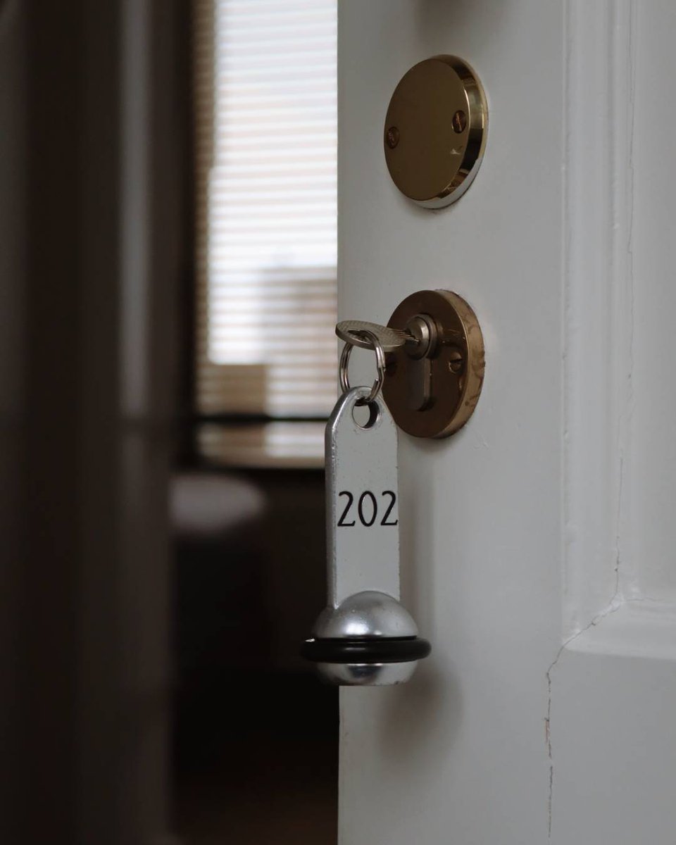 Ontgrendel jouw hotelkamer met onze iconische sleutel! 

#hotelnewyork #hotelrooms #interieur #verblijf #binnenblijven #rotterdamcity #experience #beautifulrotterdam #binnenstad #geschiedenis #interior #rotterdamstyle #funexperience #historisch #010 #uitjevandedag