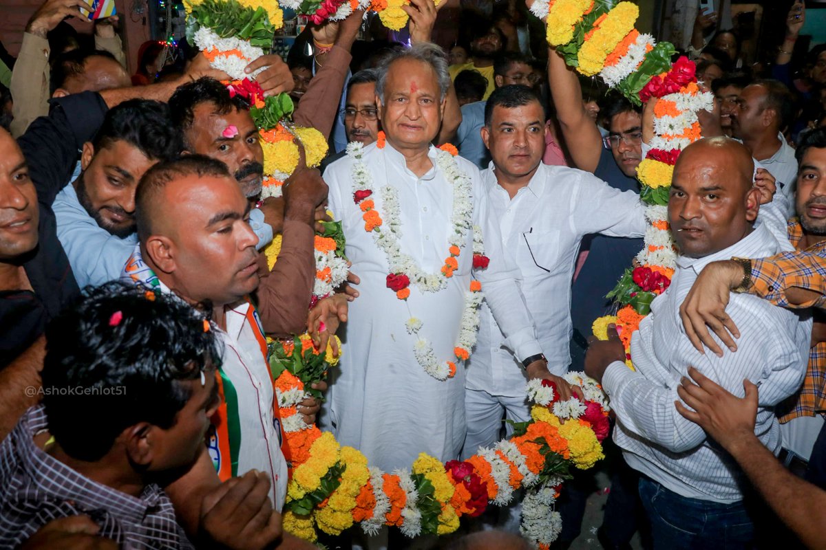 ashokgehlot51's tweet photo. पवित्र महानवमी की रात
क्षेत्रवासियों से मुलाकात

शब्द, भाव, उपहार, नेत्र व संकेत अभिव्यक्ति की सभी विधाओं से हर व्यक्ति ने अपनी आशीष की शक्ति प्रदान की। 

सरदारपुरा स्थित सिंधि भुट्टो का बास, उम्मेद चौक व बागर चौक के लोगों के सद्भाव का कृतज्ञ हूँ।

#कांग्रेस_फिर_से https://t.co/WRPTsx7uUf