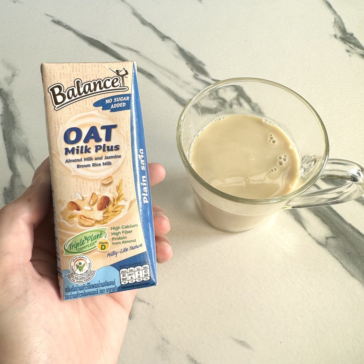 fannnore's tweet photo. Oatmilk plus ของ Balance อร่อยมากกก เข้มข้น มี 2 รส จืดกับช็อกโกแลต เป็นนมทางเลือกที่กินง่ายโคตร หอมสุดๆ ไฟเบอร์สูงด้วย ถ่ายสบายท้องอย่��งมาก ละชีน้ำตาลน้อยด้วยขออวยเลย ยิ่งใครที่ชอบชงนมกับเวย์ลองเลย อร่อยมาก🥛 https://t.co/XynaJvOtwT