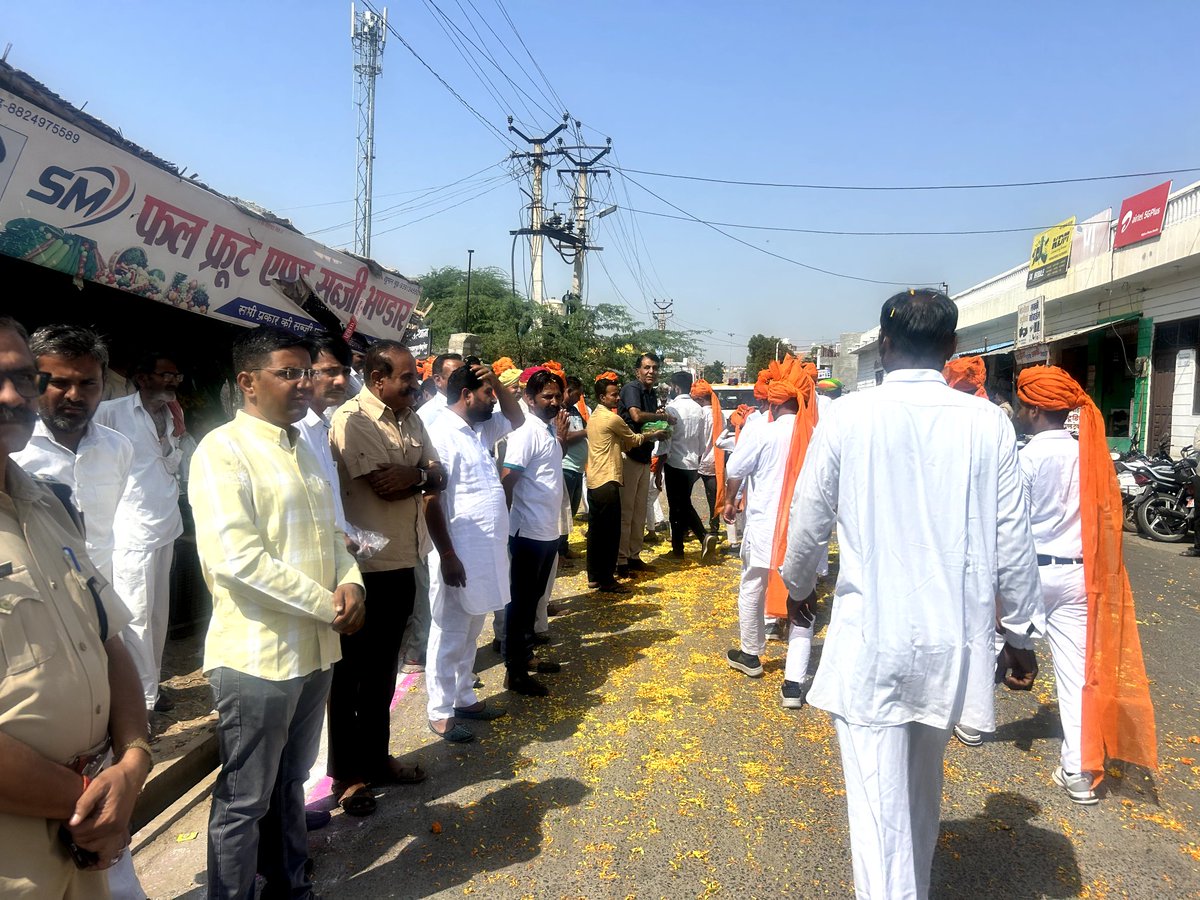 NarpatRajBarmer's tweet photo. बाड़मेर शहर में विजयदशमी के पावन पर्व पर आयोजित पथ प्रेरणा यात्रा का पुष्प वर्षा कर स्वागत, अभिनंदन किया। 
#Barmer #PathPrernaYatra https://t.co/5pRZpIUC2q