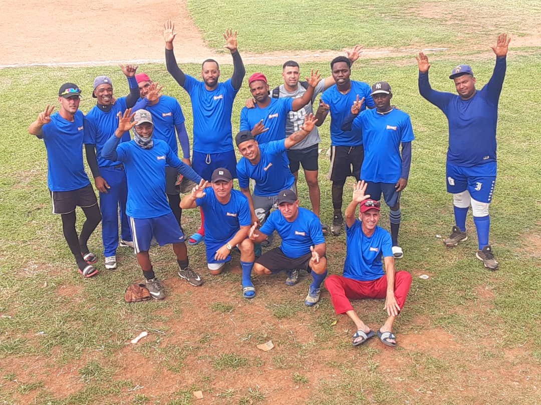 Indetenible la novena de Palmares invicta cuarto éxito en línea nueve por cuatro sobre mypymes Los Jardines en la copa de beisbol "La pasión Santacruceña.
<a href="/DiazCanel/">Oscar Diaz-Canel</a>
<a href="/BYunieski/">Yunieski Sánchez B</a>
<a href="/TamaraVBenitez/">Tamara Valido Benítez</a>
@marisol130317907
<a href="/PalenzuelaOliva/">Nivaldo Palenzuela Oliva</a>
<a href="/AriagnaPavonG/">☭Ariagna Pavón Guerrero🌻❤️🇨🇺</a>
<a href="/ArnerMarrero/">Arner Marrero</a>