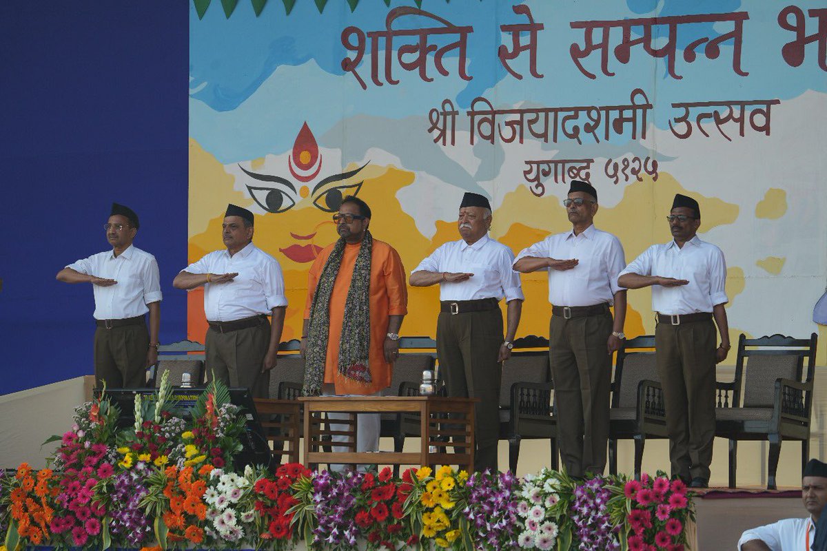 राष्ट्रीय स्वयंसेवक संघ विजयादशमी कार्यक्रम के अवसर पर मंच पर उपस्थित प्रमुख अतिथि पद्मश्री शंकर महादेवन जी, पू. सरसंघचालक डॉ. मोहन भागवत जी और माननीय सरकार्यवाह दत्तात्रेय होसबाले जी 
#RSSnagpur2023