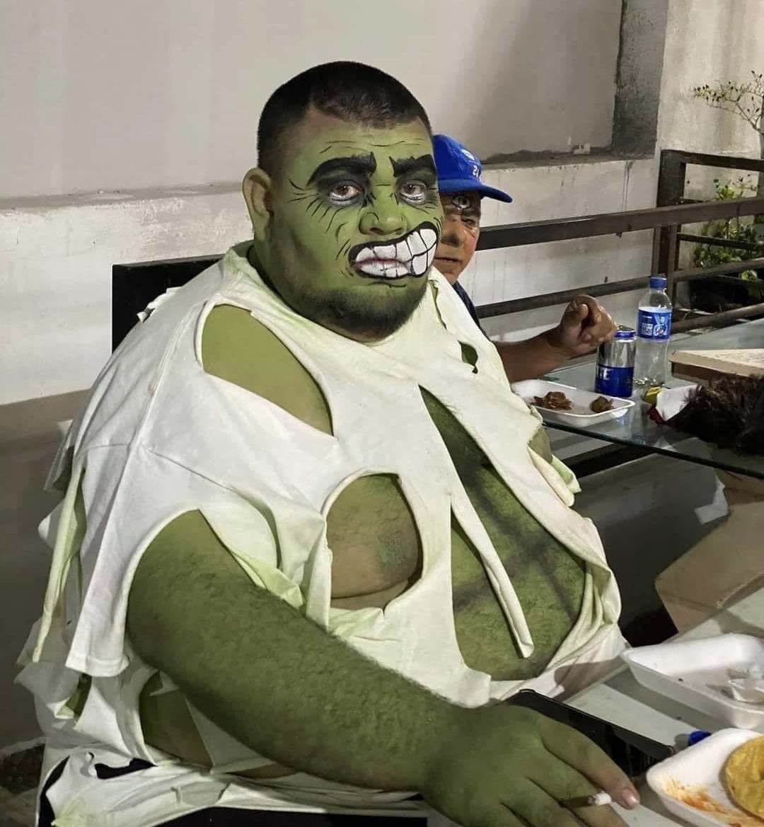 corridosybandas's tweet photo. —Está bonito tu disfraz de Puerco en salsa verde 
—Soy Hulk… https://t.co/kOLK4mSK2V