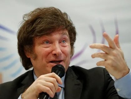 LaCosmoRevista's tweet photo. [ALIANZA POLÍTICA] Javier Milei ahora está dispuesto a perdonar a Patricia Bullrich por haber puesto bombas en jardines de infantes "Podría ser una gran aliada para dinamitar el Banco Central". https://t.co/tvXthW9Ewf