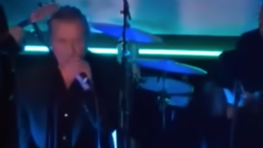 🙌🎶 Interpretó <a href="/RobertPlant/">Robert Plant</a> el clásico Stairway to Heaven de #LedZeppelin! Algo que no pasaba desde hace 16 años. Lo hizo en un concierto benéfico en Inglaterra para la organización Cancer Awareness Trust: youtube.com/watch?v=3osLXQ…