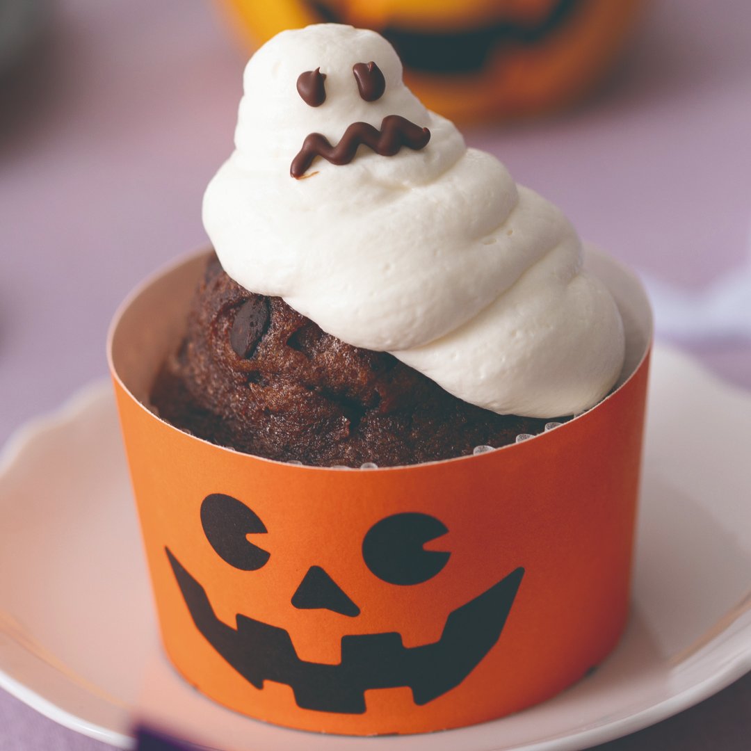 ykbaking's tweet photo. もうすぐ #ハロウィン🎃
飾り付けがまだの方に #YKベーキングカンパニー からのご提案です💜💛🧡
#しっとり濃厚バターマフィン4個入 と #しっとり濃厚チョコマフィン4個入 を可愛くアレンジして🦇👻🐈⬛食卓をハロウィンで盛り上げてみてはいかがでしょう‼️
ご家族やお友達と是非作ってみてね😉
#YKBC https://t.co/0hQfIvVKxa