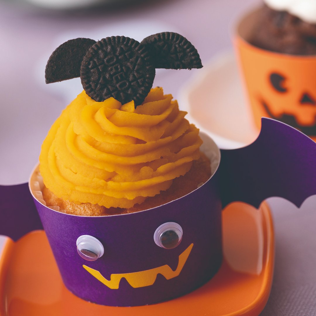 ykbaking's tweet photo. もうすぐ #ハロウィン🎃
飾り付けがまだの方に #YKベーキングカンパニー からのご提案です💜💛🧡
#しっとり濃厚バターマフィン4個入 と #しっとり濃厚チョコマフィン4個入 を可愛くアレンジして🦇👻🐈⬛食卓をハロウィンで盛り上げてみてはいかがでしょう‼️
ご家族やお友達と是非作ってみてね😉
#YKBC https://t.co/0hQfIvVKxa