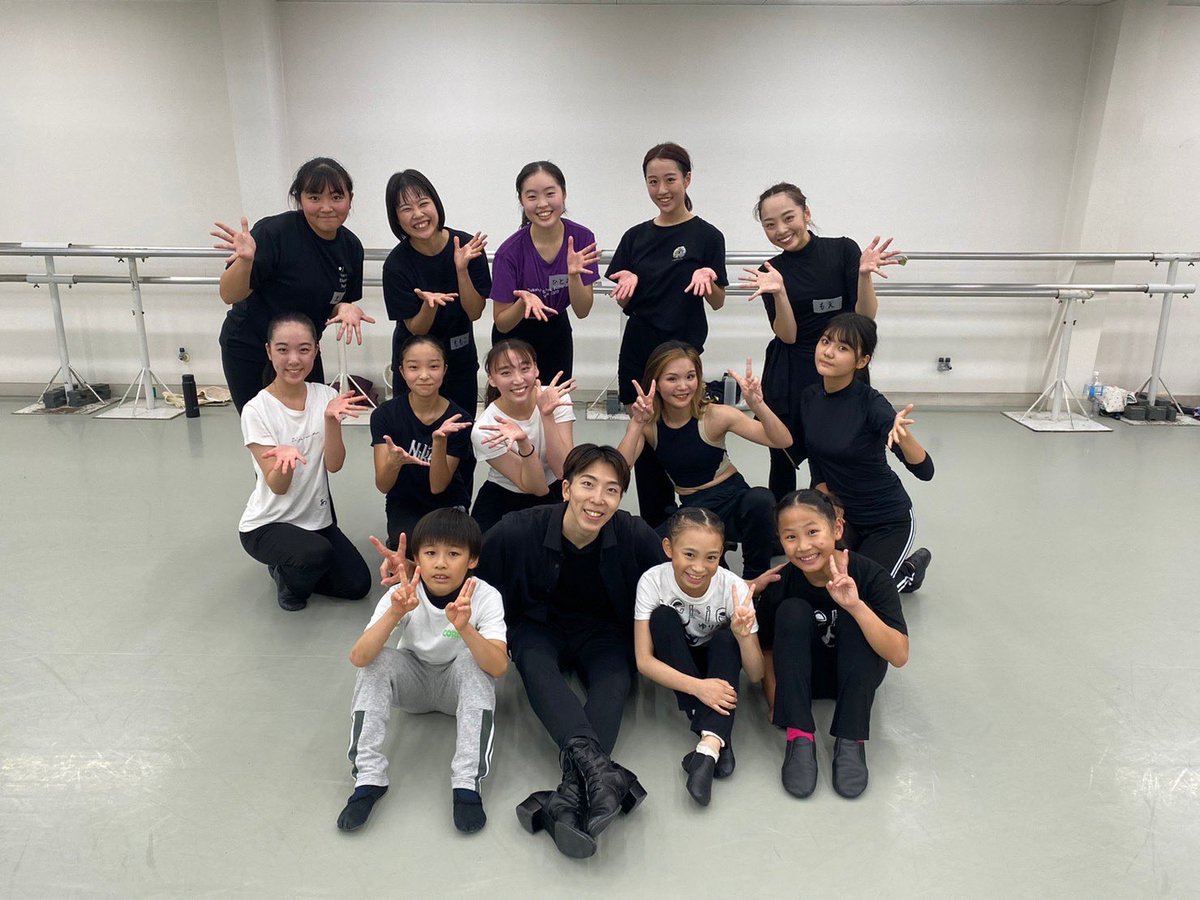 Ms_dancecompany's tweet photo. 10/21.22に松出直也先生のスペシャルワークショップを行いました！✨

バレエ、ジャズの基礎から細かいところまで丁寧にご指導いただきました😭

ご指導頂いた事を今後に活かせるようよりレッスンに励みます！

とても学ぶ事ができた2日間でした！

松出先生本当にありがとうございました🌟 https://t.co/Mlbs6PXxNh