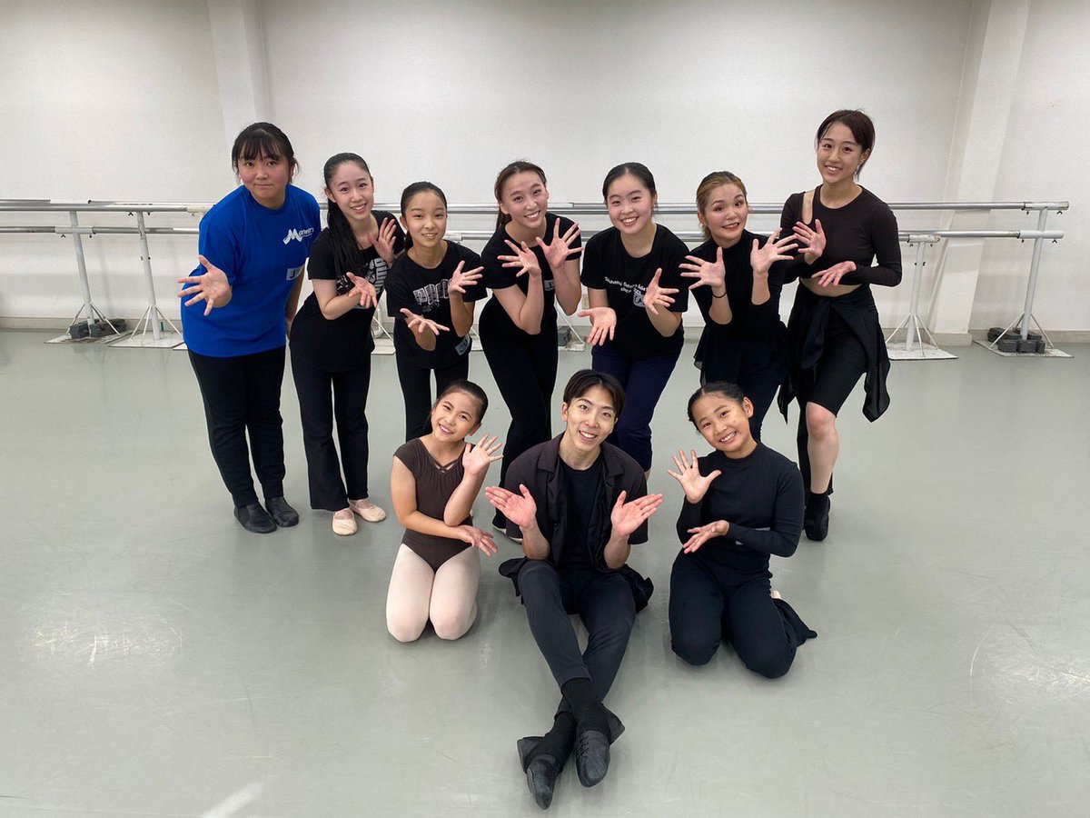 Ms_dancecompany's tweet photo. 10/21.22に松出直也先生のスペシャルワークショップを行いました！✨

バレエ、ジャズの基礎から細かいところまで丁寧にご指導いただきました😭

ご指導頂いた事を今後に活かせるようよりレッスンに励みます！

とても学ぶ事ができた2日間でした！

松出先生本当にありがとうございました🌟 https://t.co/Mlbs6PXxNh