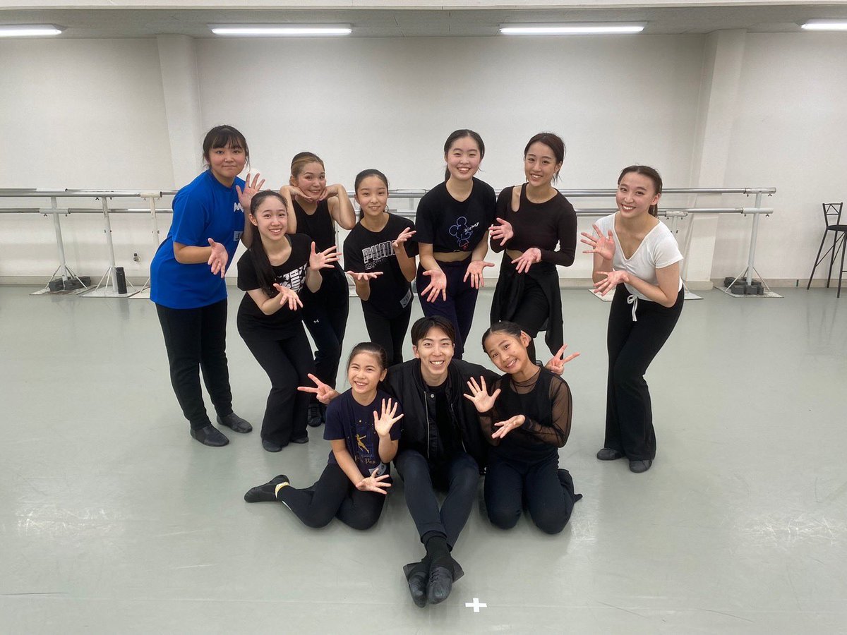 Ms_dancecompany's tweet photo. 10/21.22に松出直也先生のスペシャルワークショップを行いました！✨

バレエ、ジャズの基礎から細かいところまで丁寧にご指導いただきました😭

ご指導頂いた事を今後に活かせるようよりレッスンに励みます！

とても学ぶ事ができた2日間でした！

松出先生本当にありがとうございました🌟 https://t.co/Mlbs6PXxNh