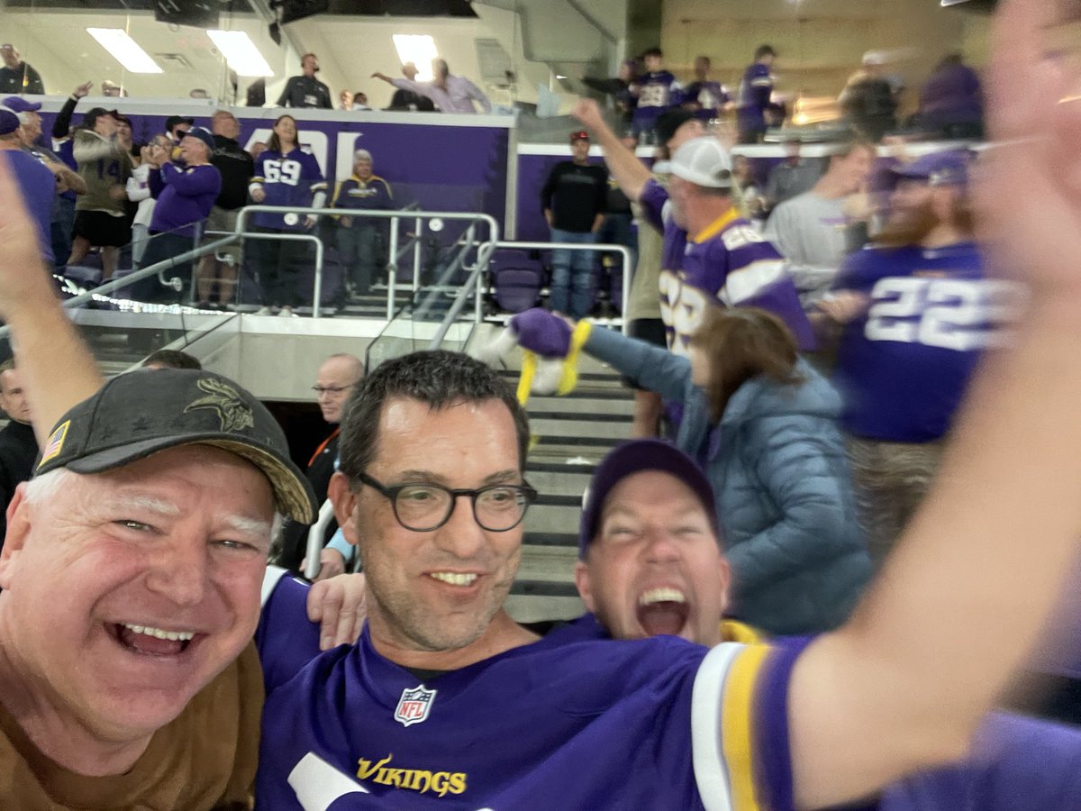 GovTimWalz's tweet photo. SKOLLLL https://t.co/XKTxVhNbqO